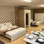 Arkad Apartmanhaz דירה סגד