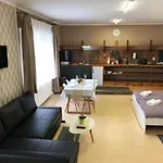Arkad Apartmanhaz דירה *